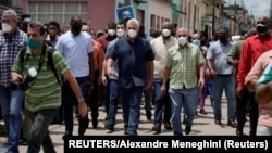 Díaz-Canel y sus acompañantes en San Antonio de los Baños, el pueblo que inició la chispa del estallido nacional contra el régimen comunista.