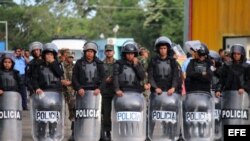 Miembros de la policía impiden el paso de migrantes cubanos hacia Nicaragua en el puesto fronterizo de Peñas Blancas (16 de noviembre, 2015). EFE