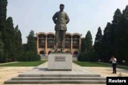 Estatua de Mao Zedong en la Academia Roja de los comunistas chinos. (REUTERS/Ben Blanchard)