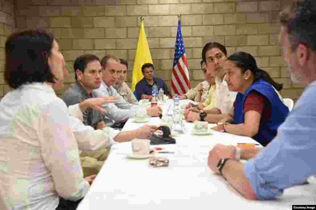 Rubio se reúne con Gaby Arellano y José Olivares de la Asamblea Nacional y con el coordinador de la ayuda humanitaria Lester Toledo.(Fotos cortesía de la oficina del senador Rubio)