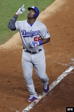 Yasiel Puig tras conectar un jonrón en el noveno inning.