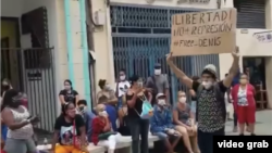 El joven Luis Robles en el Boulevard de San Rafael, en La Habana, el 2 de diciembre de 2020.