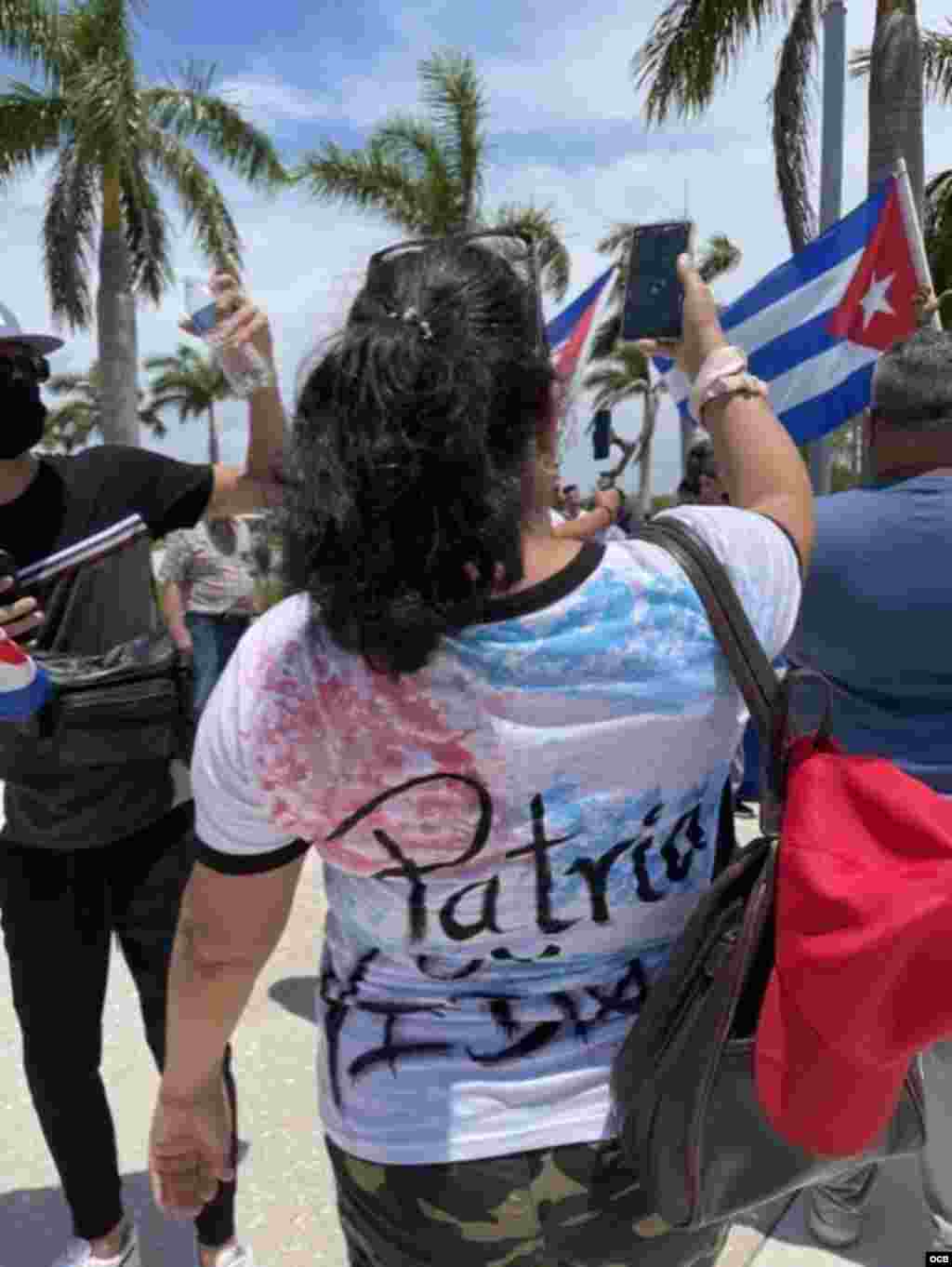 Patria y Vida en las camisetas de los exiliados. 