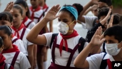 Alumnos con máscaras, en La Habana. (AP Photo/Ramon Espinosa).