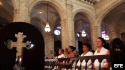 Fotografía de archivo de Damas de Blanco en la Iglesia.