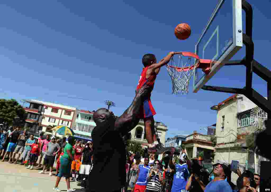 Shaquille O'Neal, quien jugó durante 19 temporadas en distintos equipos de la NBA, participa en un taller en La Habana con niños y jóvenes jugadores de baloncesto.