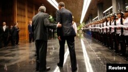 Raúl Castro (izq.) recibió a Barack Obama en el Palacio de la Revolución en La Habana, el 21 de marzo de 2016. REUTERS/Carlos Barria 