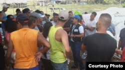 Cubanos varados en campamento militar del Darién reciben ayuda de la Defensoría del Pueblo