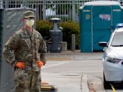 Un miembro de la Guardia Nacional custodia uno de los accesos al Marlin Stadium, donde se realizan pruebas de coronavirus.