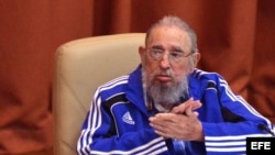 Fidel Castro asiste a la clausura del VII Congreso del Partido Comunista de Cuba.