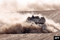 Un carro de combate del ejército israelí opera en el sur de Israel, cerca de la frontera con la Franja de Gaza, el 29 de mayo de 2024, en medio del actual conflicto en el territorio palestino entre Israel y el movimiento Hamás. (Fotografía de JACK GUEZ / AFP)