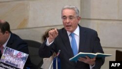 El senador Álvaro Uribe Vélez hace un gesto durante una sesión plenaria sobre la presentación de objeciones por parte del gobierno a la Jurisdicción Especial para la Paz, en el Congreso Nacional en Bogotá, Bogotá, Colombia, el 30 de abril de 2019.