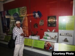 L. Calvo ante la exposición de Celia Cruz en el Museo de Historia Americana