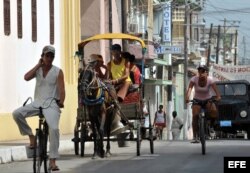 Un coche de caballos transita por una calle de la ciudad de Santa Clara, en el centro de Cuba.