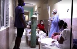 Enfermos en los pasillos del hospital de Cárdenas, una de las localidades de Cuba más afectadas por la pandemia. (Captura de video/Reuters)