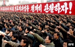 Miles de cuidadanos en la plaza de Kim II Sung, en Pyongyang (Corea del Norte).