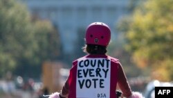 Manifestante durante las elecciones en EEUU.