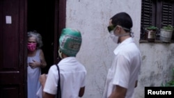 Estudiantes de Medicina hacen control epidemiológico en La Habana. REUTERS/Alexandre Meneghini