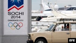 Un taxista espera clientes cerca del puerto de la ciudad rusa de Sochi, en el mar Negro.