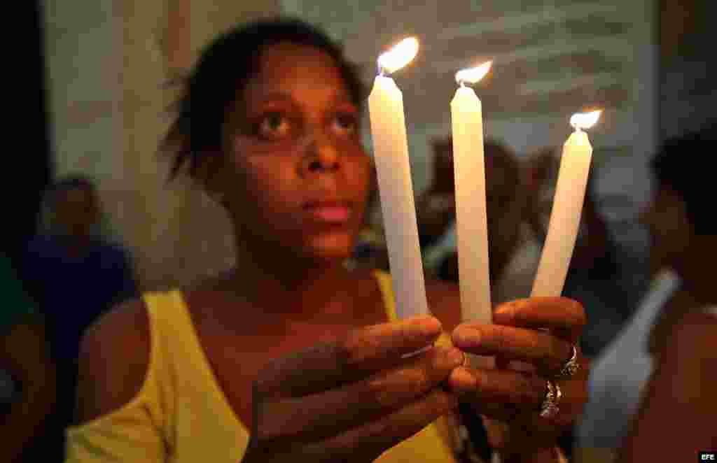 Miles de devotos católicos son vistos hoy, martes 8 de septiembre de 2015, durante la veneración a la Virgen de la Caridad del Cobre, patrona de la isla, en una procesión en la que pidieron "paz y amor". EFE