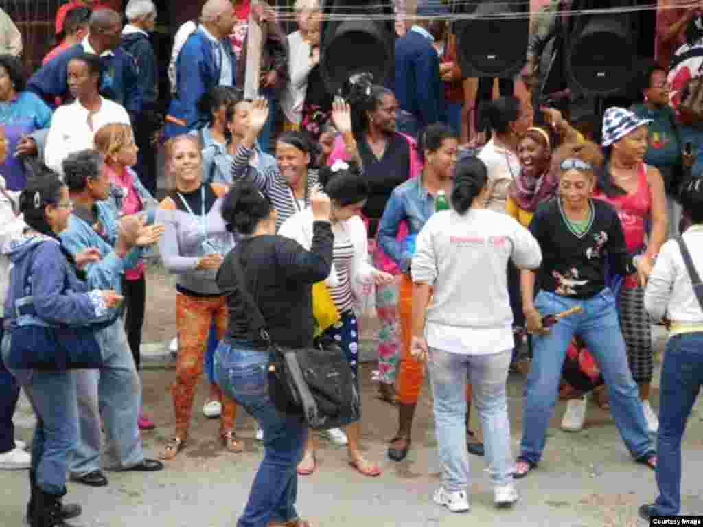 Partidarios del gobierno bailan en un acto de repudio frente a la sede de las Damas de Blanco en La Habana, el 21 de enero de 2016. Foto cortesía Ángel Moya.