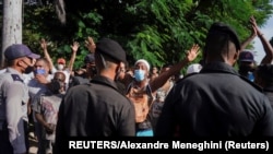 Boinas Negras y policías reprimen a los manifestantes durante el levantamiento popular del 11 de julio, en La Habana, Cuba. (REUTERS/Alexandre Meneghini)