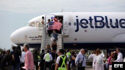 El primer vuelo comercial regular entre Estados Unidos y Cuba desde 1961 aterrizó en Santa Clara el miércoles a las 10.57 hora local