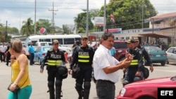 Policías de Costa Rica caminan por la zona fronteriza con Panamá hoy, jueves 14 de abril de 2016.