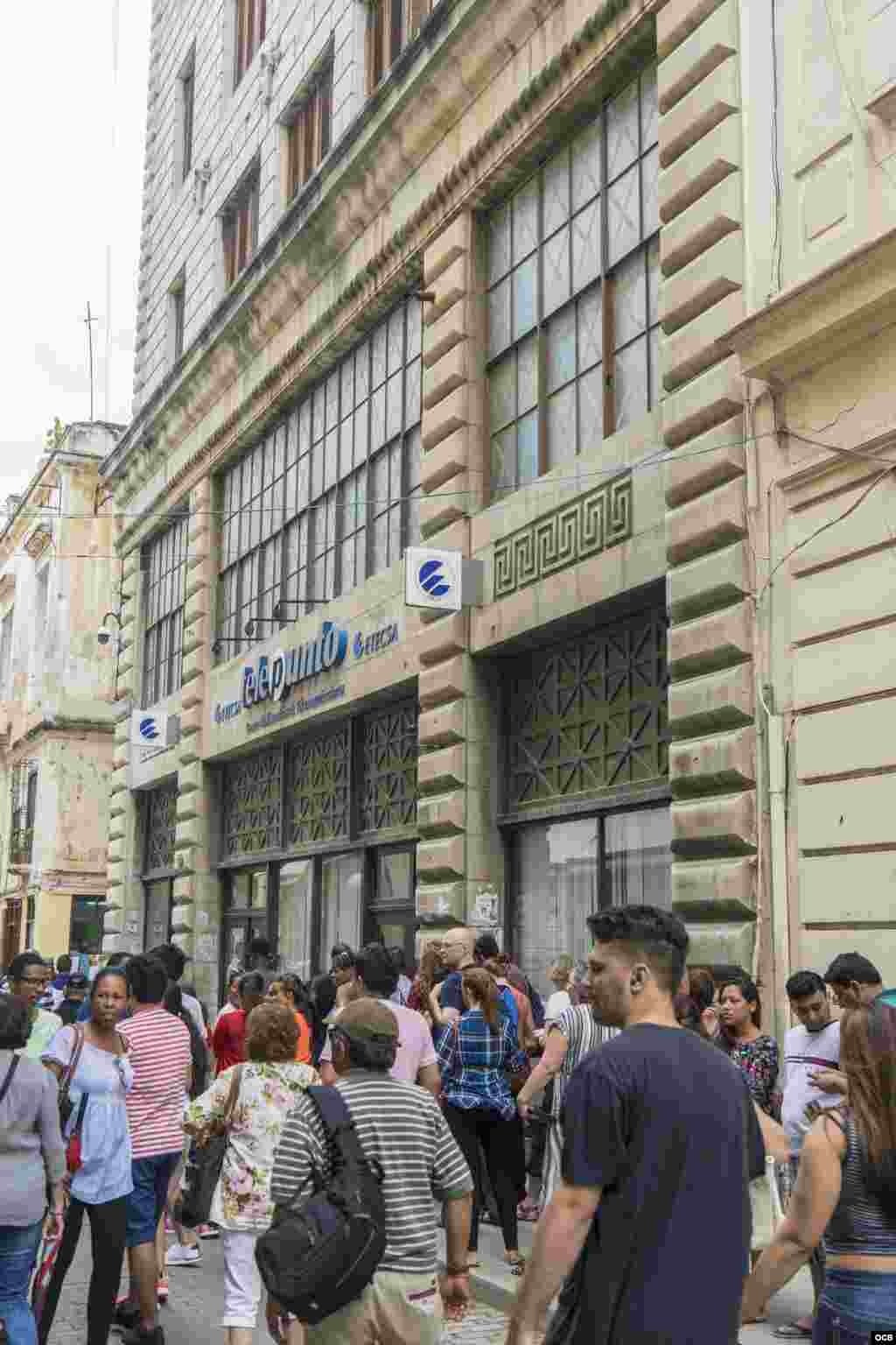 Oficina de ETECSA en la Calle Obispo, en La Habana.