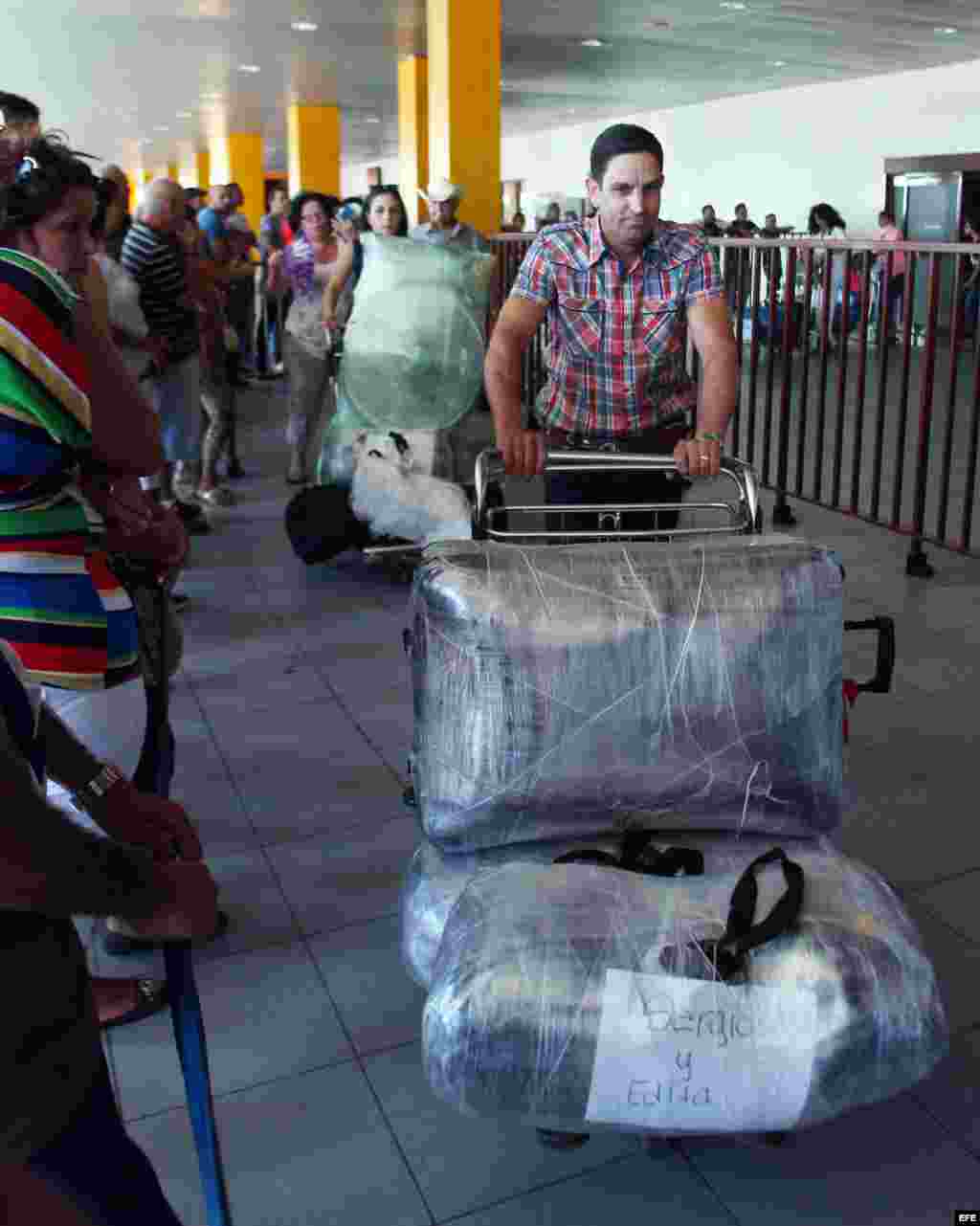 Los cubanos ven las nuevas medidas aduanales como un obstáculo más a la hora de adquirir artículos como ropa, productos de aseo o electrodomésticos. 