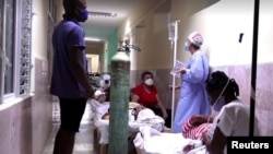 Enfermos en los pasillos del hospital de Cárdenas, una de las localidades de Cuba más afectadas por la pandemia. (Captura de video/Reuters).