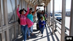 Ciudadanos cubanos caminan hacia territorio estadounidense hoy, miércoles 24 de febrero de 2016, en un punto fronterizo de Ciudad Juárez (México). El Instituto Nacional de Migración (INM) de México recibió hoy en las ciudades fronterizas de Nuevo Laredo (