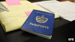 Vista de un pasaporte cubano. 