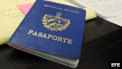 Vista de un pasaporte cubano. 