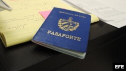 Vista de un pasaporte cubano. 