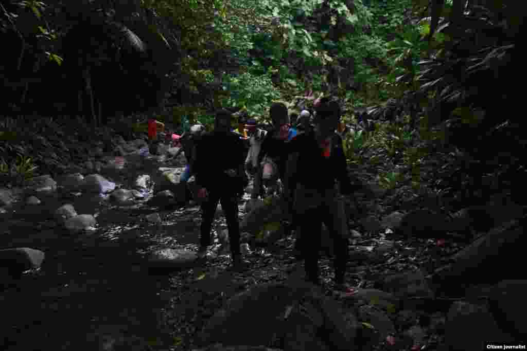 Cubanos durante la travesía hasta Panamá.