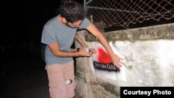 Danilo Maldonado, El Sexto, haciendo un grafiti en La Habana.