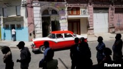 Un grupo de personas hace cola el viernes para comprar alimentos en La Habana (Alexandre Meneghini/Reuters).