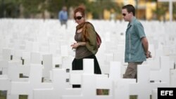 Personas recorren el cementerio simbólico con el que se recuerda a las miles de víctimas de la dictadura de Fidel Castro en Cuba, en Tamiami Park de Miami. (Archivo).