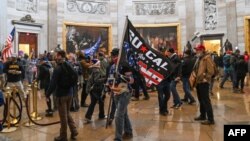 Los manifestantes violaron la seguridad y entraron al Capitolio mientras el Congreso debatía la Certificación de Voto Electoral para las elecciones presidenciales de 2020. (Saul LOEB / AFP)