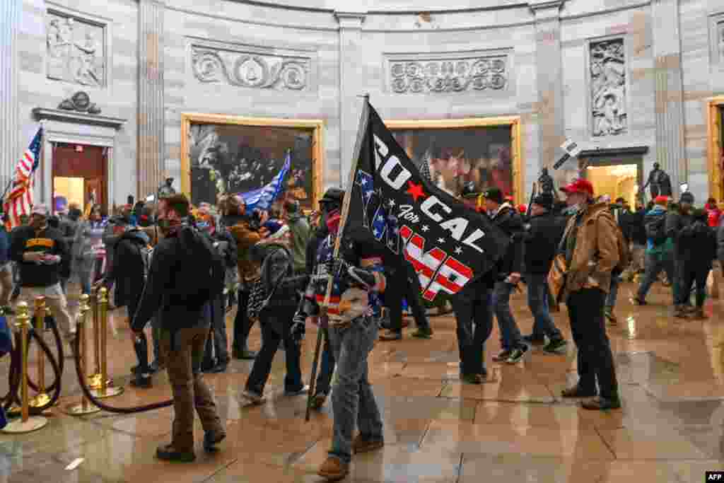 Los manifestantes violaron la seguridad y entraron al Capitolio mientras el Congreso debat&#237;a la Certificaci&#243;n de Voto Electoral para las elecciones presidenciales de 2020. (Saul LOEB / AFP)