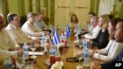 Delegaciones de Cuba y la Unión Europea reunidos en La Habana. FOTO Adalberto Roque/Pool photo via AP