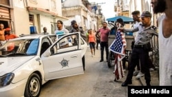 Uno de los participantes en el performance "El hombre de la bandera", en La Habana, realizado al margen de la XIII Bienal de La Habana. 