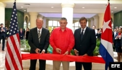 El jefe administrativo y asesor general de Starwood Hotels & Resorts Worldwide, Kenneth S. Siegel (i), el presidente del grupo hotelero cubano Gaviota, Carlos Latuff Carmenate (c), y el jefe de operaciones para Latinoamérica de Starwood Hotels & Resorts.