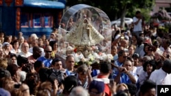 Foto archivo de una procesión de la Virgen de la Caridad en La Habana (AP Photo/Javier Galeano).