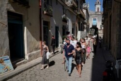 Un grupo de turistas rusos se pasea por las calles de La Habana, este 6 de enero. REUTERS/Alexandre Meneghini