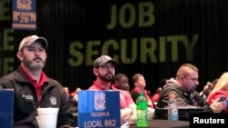 Delegados del sindicato United Auto Workers escuchan a los conferencistas durante una "'Convención especial sobre negociación colectiva", en Detroit.