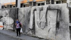 Una mujer en una calle de La Habana. REUTERS/Jim Bourg