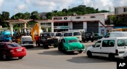 Una gran cola en la gasolinera. AP Photo/Ismael Francisco