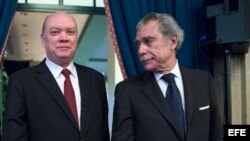 Rodrigo Malmierca (c), junto al exsecretario de Comercio estadounidense Carlos Gutiérrez (d) y la presidenta del Consejo Empresarial de Estados Unidos-Cuba Jodi Bond (i).